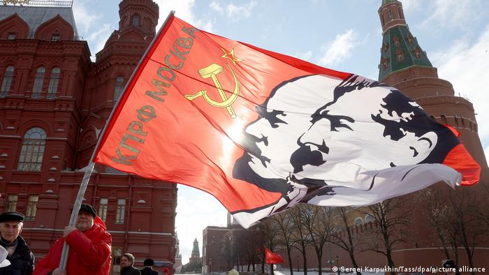 Miembros del Partido Comunista Ruso participan en una ceremonia ante la tumba del líder soviético Joseph Stalin, junto al Muro del Kremlin. Foto: DW.