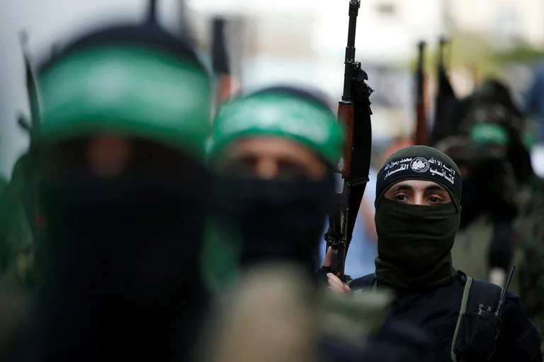 Militantes palestinos de Hamas participan en una manifestación contra Israel en la ciudad de Gaza el 22 de mayo de 2021. Foto: Infobae