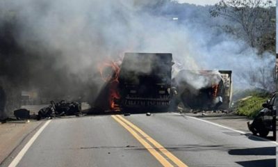 Ambos camiones se incendiaron tras el choque. Foto: Policía Brasilera