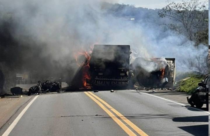 Ambos camiones se incendiaron tras el choque. Foto: Policía Brasilera