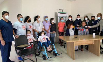 La pequeña Nahiara se mostró feliz durante la conferencia de prensa que brindaron los médicos del Hospital Pediátrico Niños de Acosta Ñu. Foto: Prensa Salud.