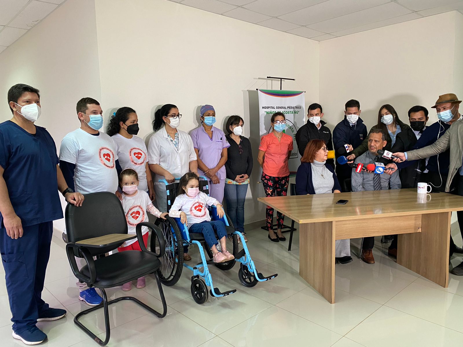 La pequeña Nahiara se mostró feliz durante la conferencia de prensa que brindaron los médicos del Hospital Pediátrico Niños de Acosta Ñu. Foto: Prensa Salud.