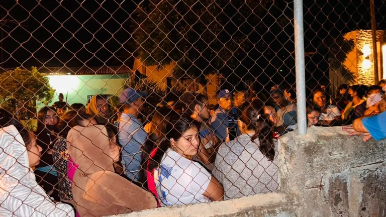 Personas salieron espontáneamente cuando se enteraron de la arremetida policial. Foto: Infobae