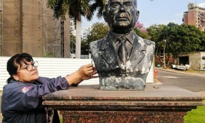 Labores de restauración del busto del ex vicepresidente Luis Ma. Argaña. Cortesía