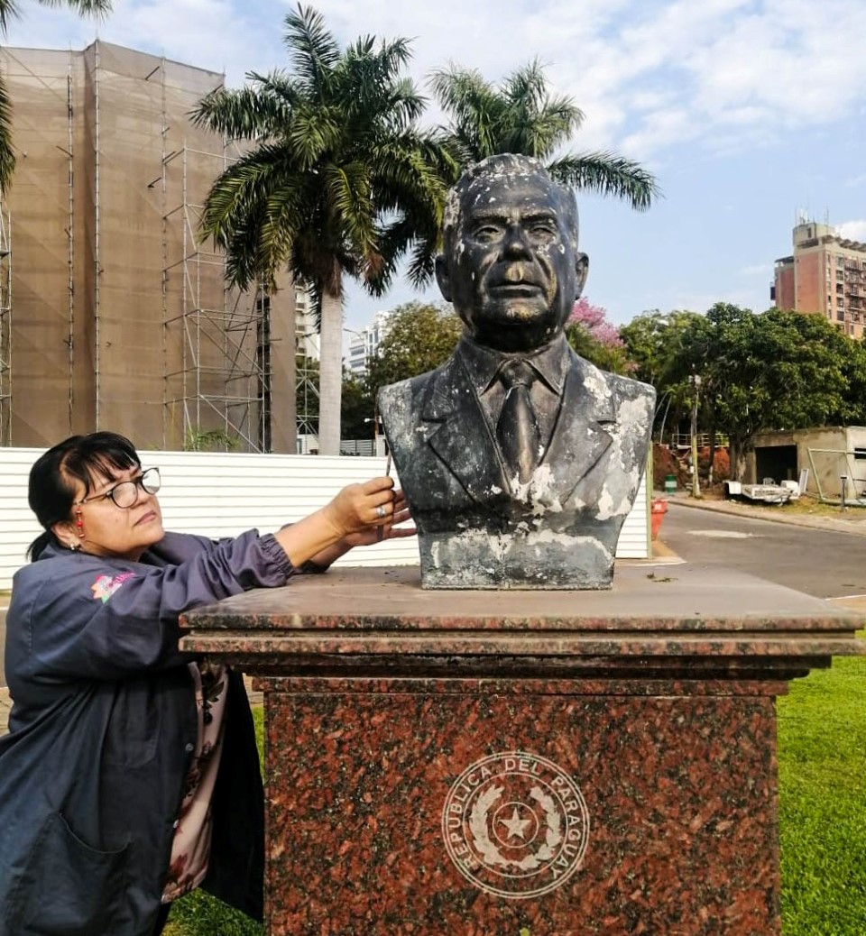 Labores de restauración del busto del ex vicepresidente Luis Ma. Argaña. Cortesía