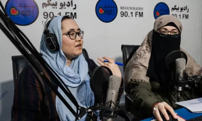 Saba Chaman, coordinadora de la radio, y Assira, asesora religiosa, durante un programa sobre misoginia en radio Begum, Kabul. Foto: El País