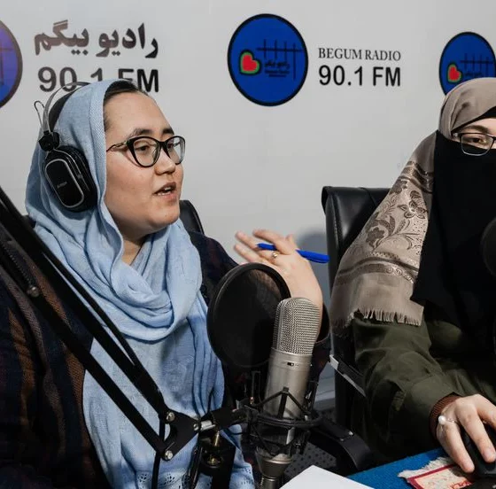 Saba Chaman, coordinadora de la radio, y Assira, asesora religiosa, durante un programa sobre misoginia en radio Begum, Kabul. Foto: El País