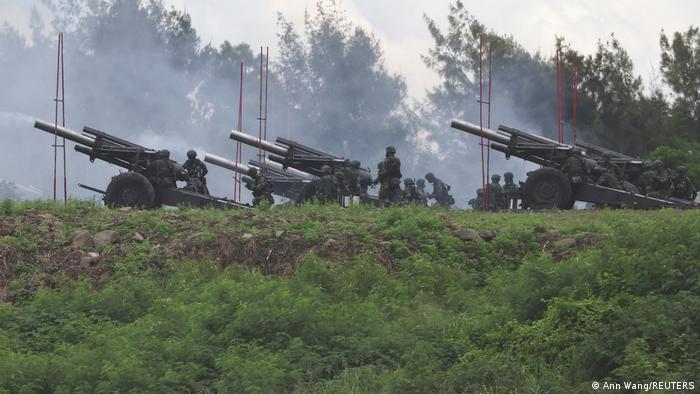 Soldados disparan obuses en un ejercicio militar en la región taiwanesa de Pingtung. Foto: DW