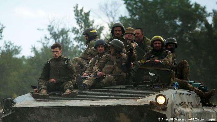 Soldados ucranianos viajan encima de un vehículo blindado en Lugansk. Foto: DW