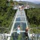 Turistas sobre un puente de cristal en la ciudad de Sanya, provincia de Hainan, China. Foto: DW.