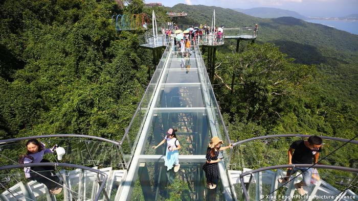 Turistas sobre un puente de cristal en la ciudad de Sanya, provincia de Hainan, China. Foto: DW.