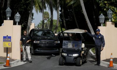 Un miembro del servicio secreto y otro de la seguridad privada, a la entrada de Mar-a-Lago, en Palm Beach, Florida. Foto: El País