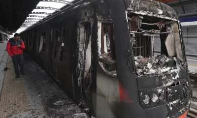 Un tren del metro de Santiago de Chile completamente quemado por las manifestaciones del 18 de octubre del 2019. Foto: DW