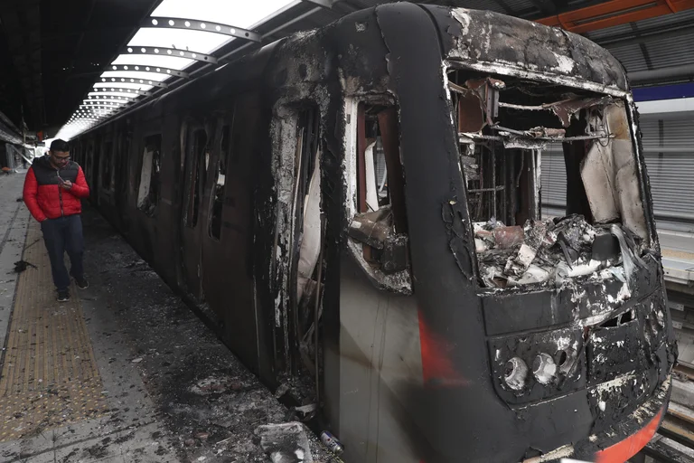 Un tren del metro de Santiago de Chile completamente quemado por las manifestaciones del 18 de octubre del 2019. Foto: DW