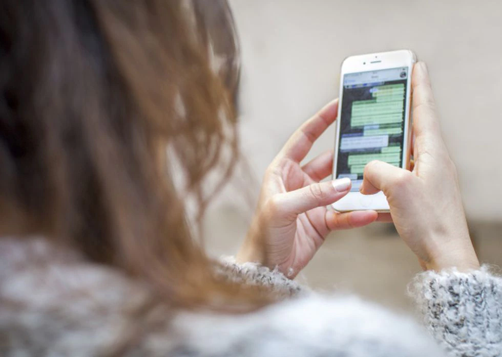 Una mujer consulta su WhatsApp en el móvil. Foto: El País