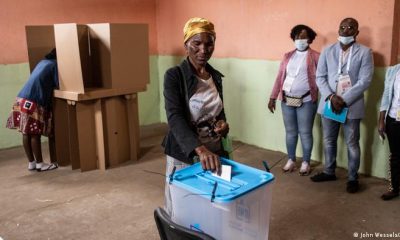 Una mujer emite su voto en la capital de Angola, Luanda. Foto: DW