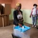 Una mujer emite su voto en la capital de Angola, Luanda. Foto: DW