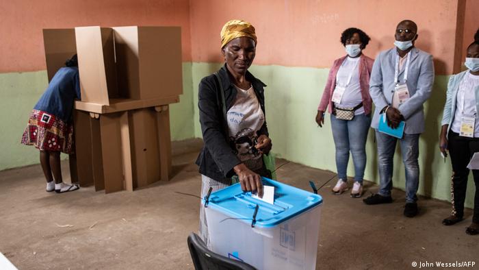 Una mujer emite su voto en la capital de Angola, Luanda. Foto: DW