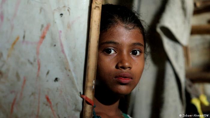 Una niña a las puertas de su tienda en un campamento de refugiados rohinyás en Mishara. Afirma que quiere ser profesora. Foto: DW.