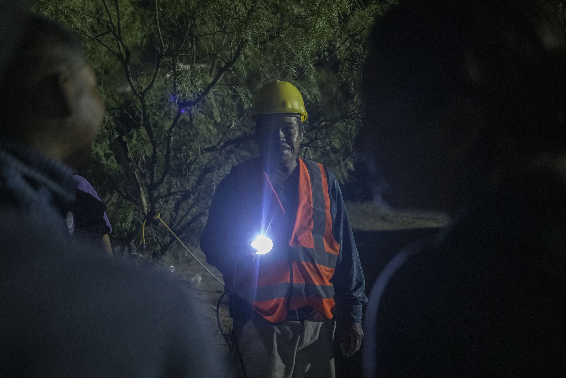 Uno de los voluntarios de los equipos de rescate que buscan a los 10 mineros atrapados en un pozo de carbón en Coahuila. Foto: El País