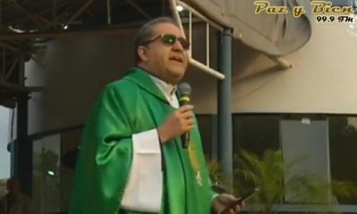 Sacerdote Víctor Cabañas durante la misa. Foto: Captura de pantalla.