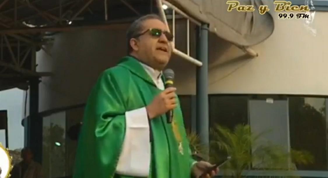 Sacerdote Víctor Cabañas durante la misa. Foto: Captura de pantalla.