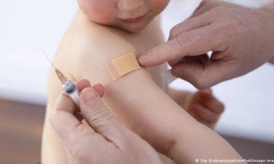 Vacunación a niños pequeños. Foto: ilustrativa