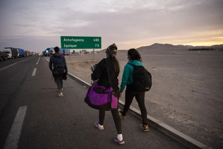 Venezolanos en camino hacia Chile. Foto: Infobae