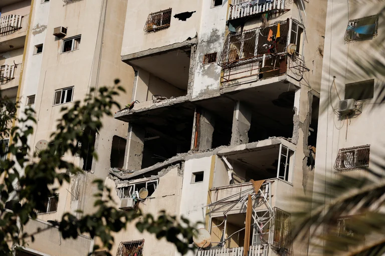 Vista general de un edificio dañado donde Tayseer al-Jaabari, un alto comandante de la Jihad Islámica, fue abatido. Foto: Infobae.