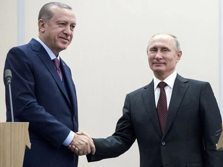 Vladimir Putin estrecha la mano del presidente de Turquía, Tayyip Erdogan, Foto: Infobae