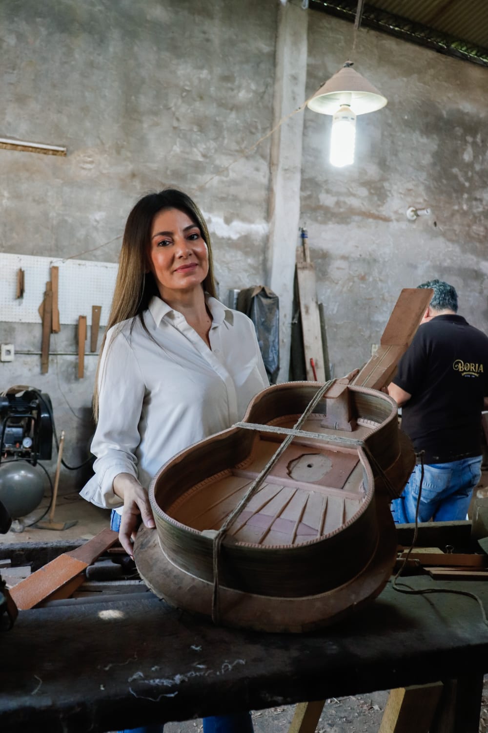 Luz Borja mostrando uno de los instrumentos. (Gentileza).