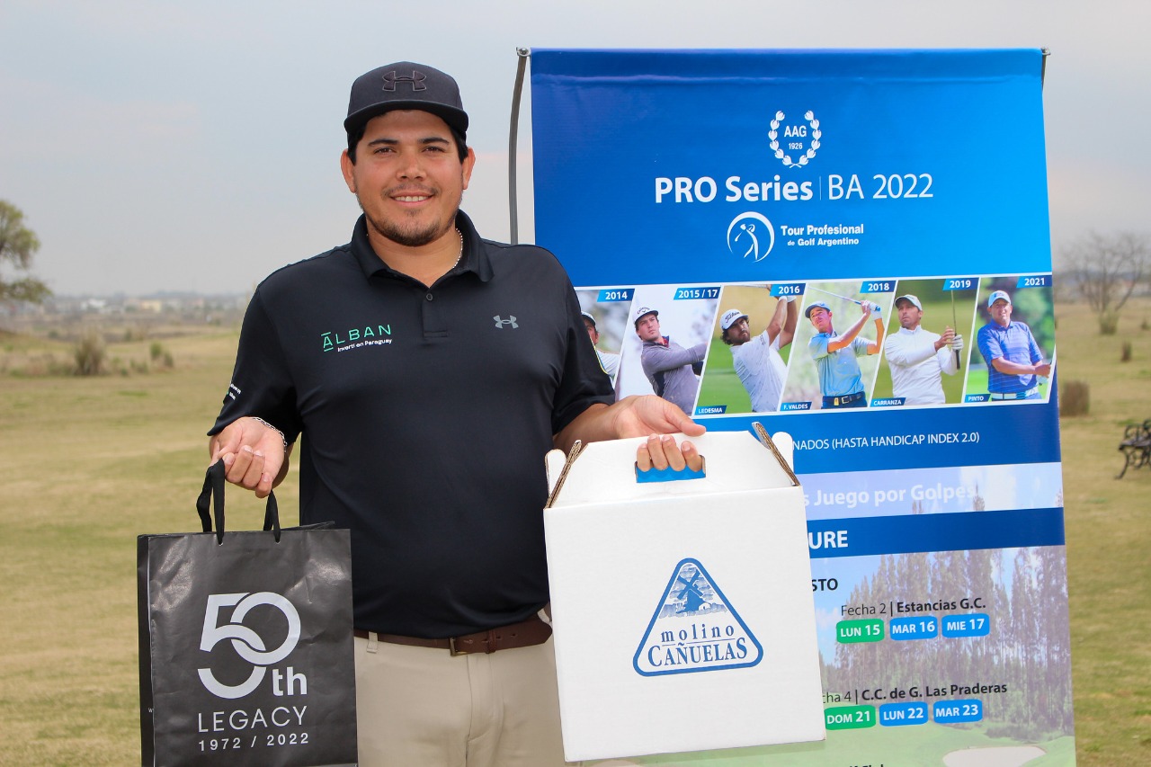 El rentado paraguayo posa tras imponerse en el siempre competitivo golf argentino. GENTILEZA.