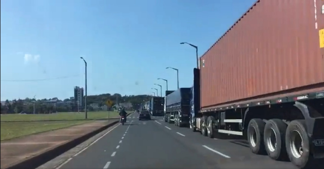 Camioneros manifestándose en Encarnación. Captura de video.