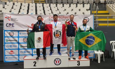 Carlos Viveros, disfrutando del podio, al lado del brasileño, tras conquistar la tercera colocación. Gentileza