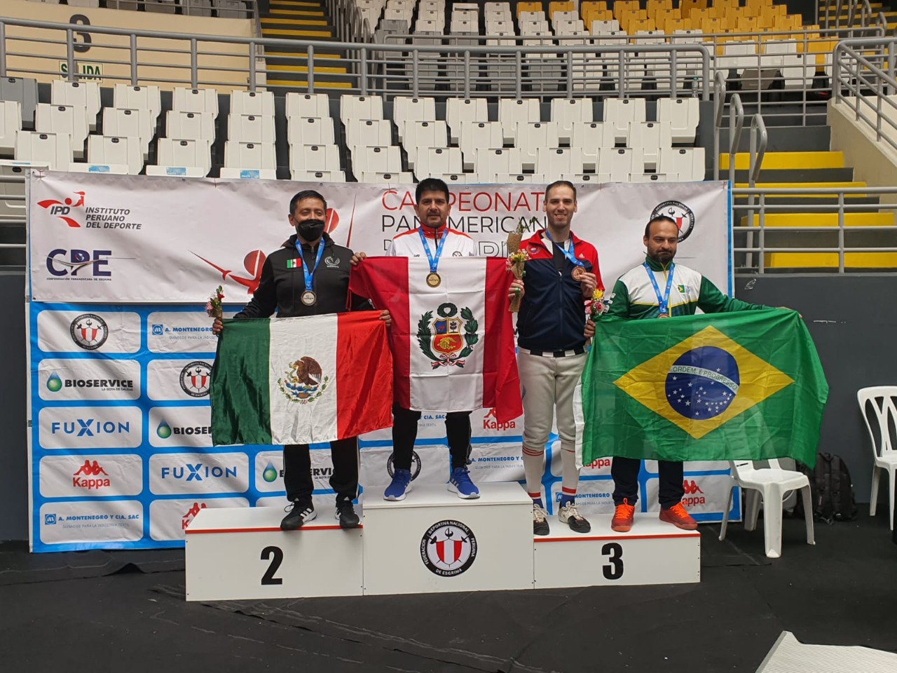 Carlos Viveros, disfrutando del podio, al lado del brasileño, tras conquistar la tercera colocación. Gentileza