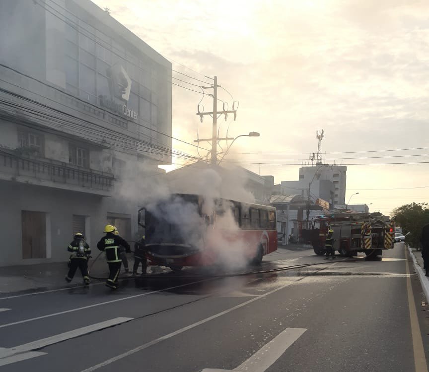 El colectivo se incendió sobre Eusebio Ayala. Foto: PMT