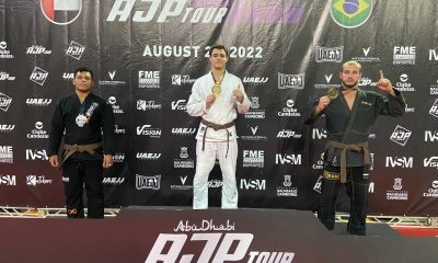 El paraguayo Mauricio Céspedes disfrutando en lo más alto del podio tras ganar el oro en la categoría absoluta en cinturón marrón. PAGINA OFICIAL.