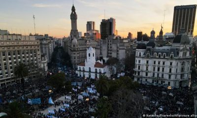 Manifestantes en la Plaza de Mayo. Foto: DW