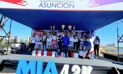 Los mejores de la Maratón posan con sus trofeos y medallas junto a Myrta Doldán del PMC y el homenajeado Paulo Reichardt. GENTILEZA.