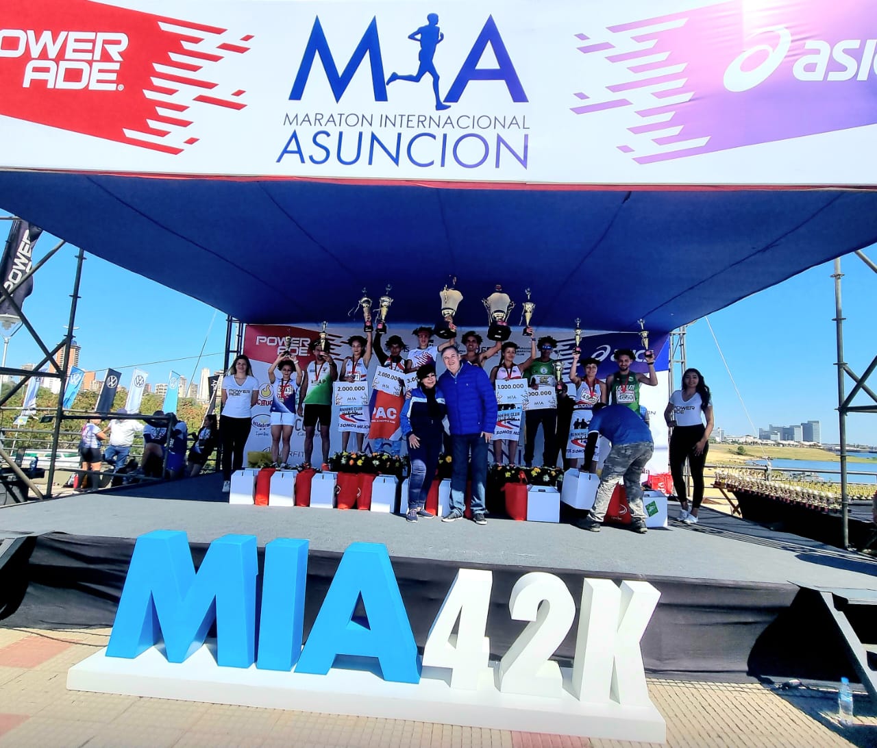 Los mejores de la Maratón posan con sus trofeos y medallas junto a Myrta Doldán del PMC y el homenajeado Paulo Reichardt. GENTILEZA.