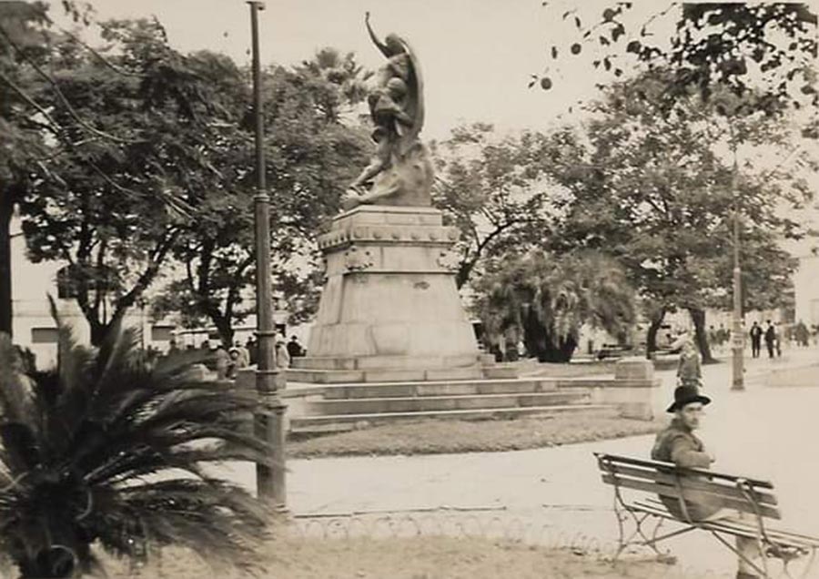 Monumento "La razón vence a la fuerza" en la Plaza de la Libertad, Asunción, circa 1940. Archivo Eder Acosta