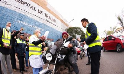 Distribución de volantes y chalecos frente al Hospital del Trauma. Foto: Agencia IP