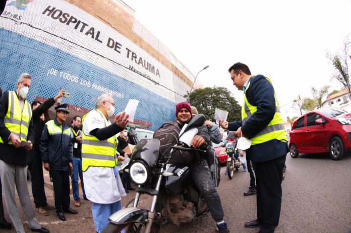 Distribución de volantes y chalecos frente al Hospital del Trauma. Foto: Agencia IP