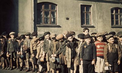 Niños formados en fila para obtener comida, gueto de Lodz, Polonia. Jewish Museum Frankfurt. Foto: Walter Genewein