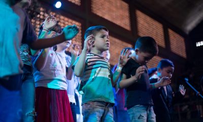 Niños en oración. Foto: Gentileza