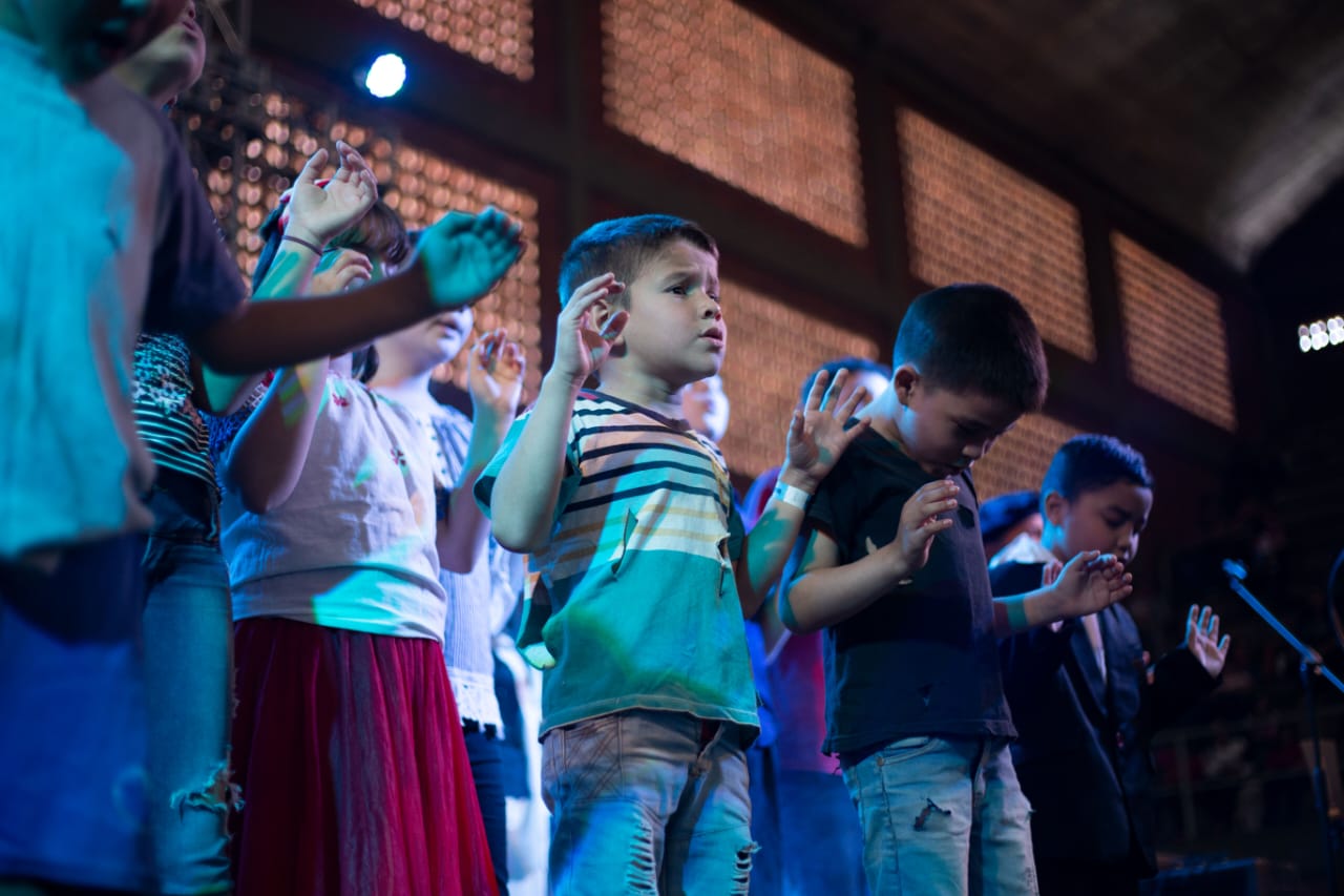 Niños en oración. Foto: Gentileza