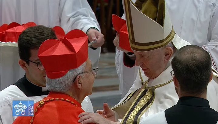 Durante la ceremonia religiosa, donde Adalberto Martínez fue designado cardenal.