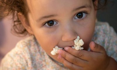 Niño comiendo pororó. Foto: Gentileza