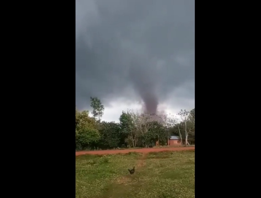 Tornado registrado ayer en Caaguazú dejó varias casas afectadas. Captura de video