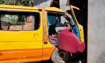 Transporte escolar que chocó contra una vivienda. Captura video: Monumental